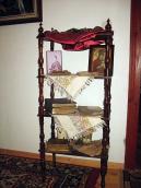 2016 р. Етажерка з книжками
