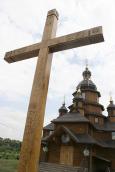 2014 р. Пам’ятний хрест на тлі церкви