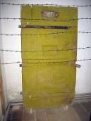 Двері тюремної камери