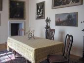 2012 р. Стіл зі свічником, картини на…