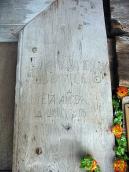 Правий одвірок входу з написом