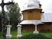 Надгробки на тлі вівтаря церкви