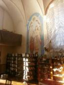 Фрагмент інтер’єра зі стелажами…