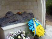 Ніша зі скульптурним надгробком кн.…