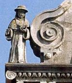 Ліва скульптура верхнього ярусу