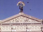 Фрагмент фасаду зі скульптурою “Слава”…