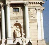 Фрагмент фасаду зі скульптурою…