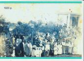 1920 р. Група селян біля церкви