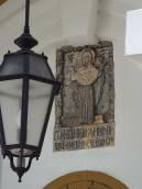 Рельєф богородиці і світильник