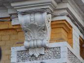 Рельєфна консоль колони