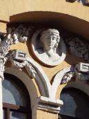 Бюст у рельєфній ніші 4-го поверху