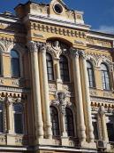 Центральна частина головного фасаду