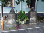 Дзвони біля дзвіниці