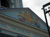 Тимпан над входом