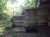 Бічна стіна і вхід до підземелля