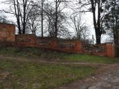 2020 р. Паркан садиби праворуч від брами