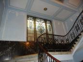 Інтер’єр сходової клітки з вітражем