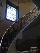 Інтер’єр сходової клітки з вітражем