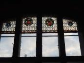 Верхня частина вікна з вітражем