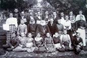 Піп і громада церкви. Фото 1926 р.