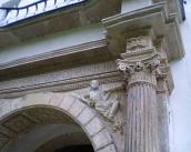 Фрагмент верхньої частини портала