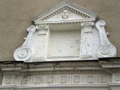 Фронтон портала