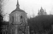 1975 р. Дзвіниця і Андріївська церква.…