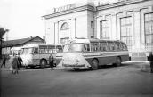 1969 р. Автобуси перед залізничним…
