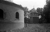 1988 р. Вівтар і дзвіниця. Вигляд із…