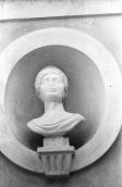 Бюст у північній ніші західного фасаду