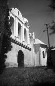 1989 р. Дзвіниця і вівтар церкви.…