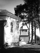 1989 р. Вівтар церкви і дзвіниця.…