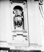 Скульптура у правій ніші 2-го ярусу