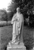 1990 р. Скульптура біля церкви