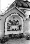 1990 р. Каплиця в стіні огорожі