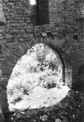 1991 р. Арка між барбаканом і баштою.…