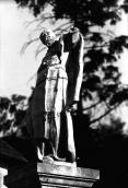 1991 р. Ліва скульптура на ґанку…