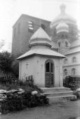 1991 р. Дзвіниця, каплиця і фрагмент…