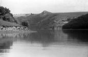 1995 р. Водосховище і скелі на правому…