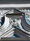 Скульптурний декор (3-й від лівого…