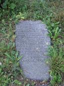 2005 р. Надгробна плита лежить на…