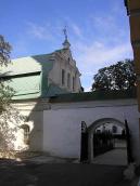 2005 р. Мур з брамою між дзвіницею та…