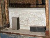 2006 р. Різьблена плита огорожі хор