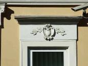 Ліпна прикраса над вікном