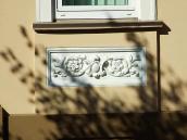 Ліпна прикраса під вікном