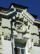 Прикраса над входом (кайло та лопата)