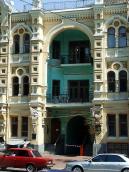 Центральна частина головного фасаду