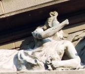 Півлежача фігура