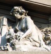 Жінка з рогом достатку (?)