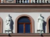 Фрагмент 5-го поверху зі скульптурами…